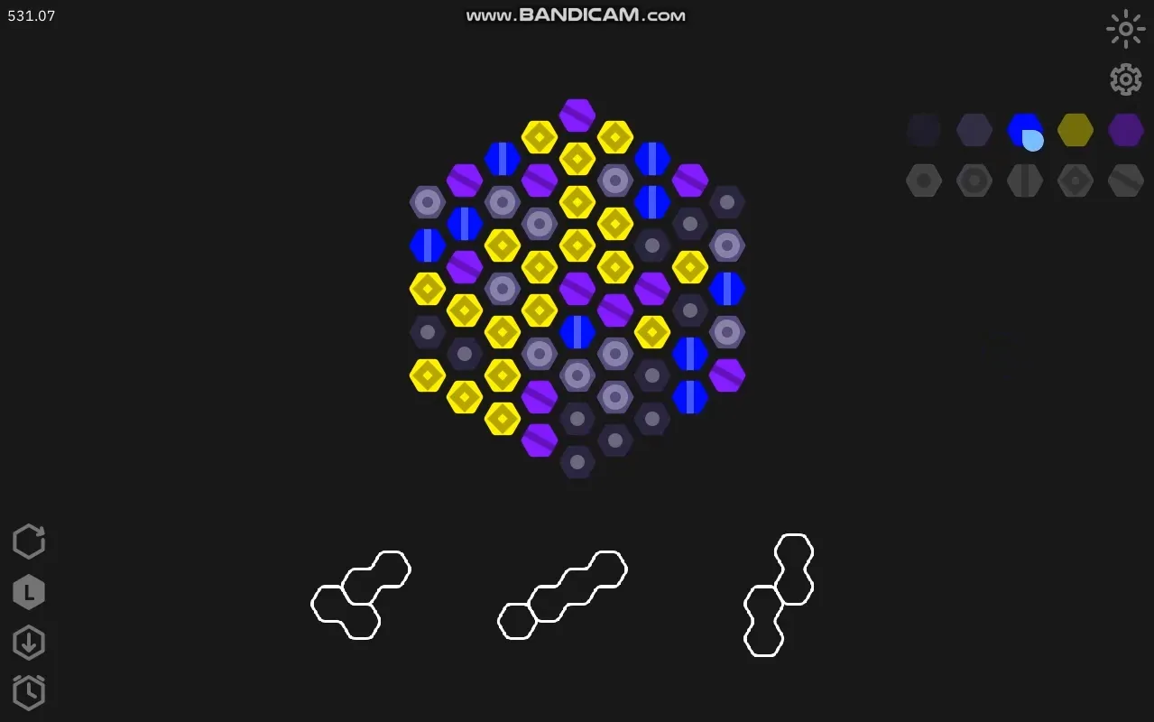 오른쪽 위에 설정 버튼이 1개, 색상 설정 버튼, 무늬 설정 버튼이 5개씩 있다. 왼쪽 두 색상이 어두운 보라색으로 바뀌어 있다.