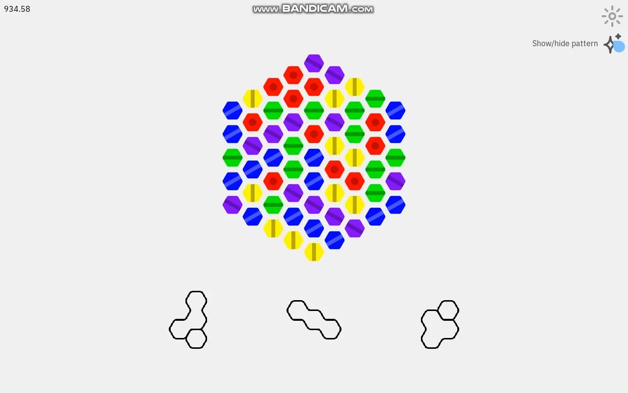 보드와 조각 그래픽이 바뀌고 오른쪽 위에 버튼 2개가 추가되었다. 배경색은 검은색이 아닌 흰색이다.