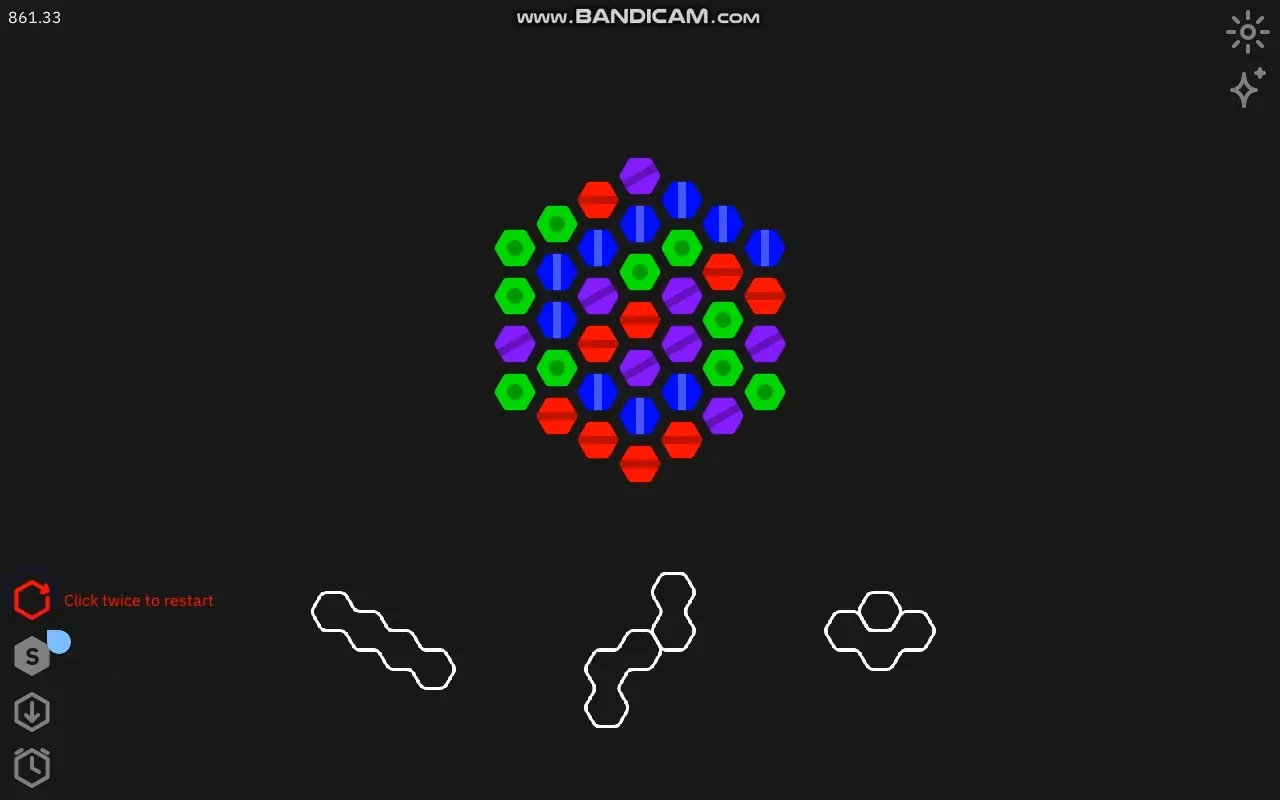 보드 크기가 한 변에 5칸에서 4칸으로 줄어들었다. 붉은색의 'Click twice to restart' 버튼이 생겼다.